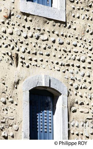 MAISON EN GALETS DE L' ADOUR, TARBES, BIGORRE, HAUTES-PYRENEES. (65F02125.jpg)