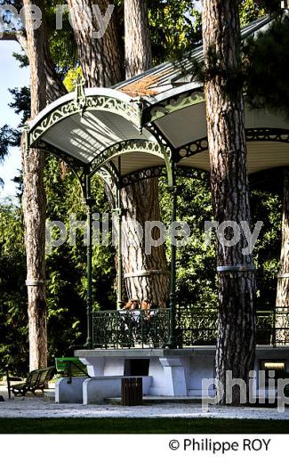 KIOSQUE, LE JARDIN MASSEY, TARBES, BIGORRE, HAUTES-PYRENEES. (65F02340.jpg)