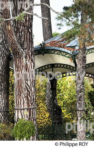 KIOSQUE, LE JARDIN MASSEY, TARBES, BIGORRE, HAUTES-PYRENEES. (65F02401.jpg)