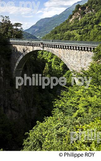 PONT NAPOLEON III , LUZ-SAINT-SAUVEUR, PAYS TOY, HAUTES-PYRENEES. (65F02709.jpg)