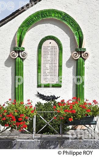 MONUMENT AUX MORTS,  VILLAGE DE BENAC,  VALLEE DE L' ECHEZ,   BIGORRE. (65F03103.jpg)