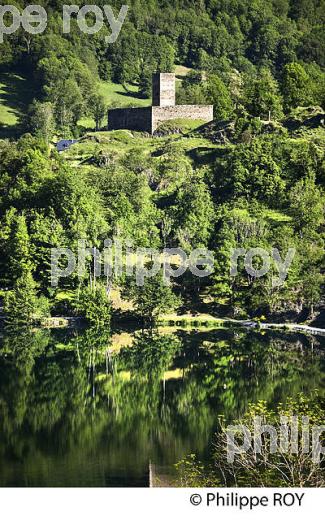 LAC  ET CHATEAU DE GENOS LOUDENVIELLE, VILLAGE DE GENOS,  VALLEE DU LOURON, HAUTES-PYRENEES. (65F04918.jpg)