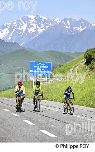 CYCLISTE MONTANT LE COL DE PEYRESOURDE, VALLEE DU LOURON, HAUTES-PYRENEES. (65F05015.jpg)