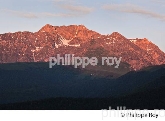 LEVER DE SOLEIL SUR L' ARBUZOON ET VALLEE D' AURE,  HAUTES-PYRENEES. (65F06511.jpg)