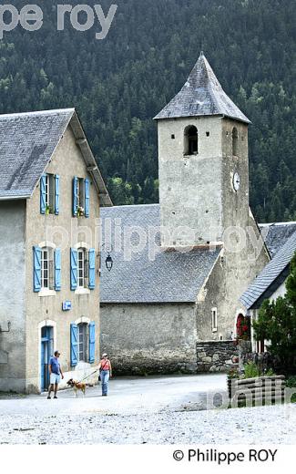 LE VILLAGE PERCHE DE AULON, VALLEE D' AURE, HAUTES-PYRENEES. (65F06703.jpg)