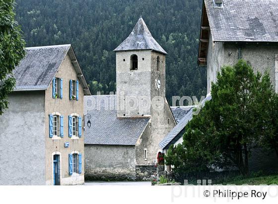 LE VILLAGE PERCHE DE AULON, VALLEE D' AURE, HAUTES-PYRENEES. (65F06704.jpg)