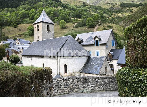LE VILLAGE PERCHE DE AULON, VALLEE D' AURE, HAUTES-PYRENEES. (65F06706.jpg)