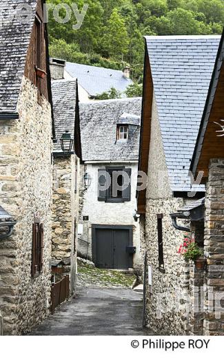 VILLAGE DE GRAILHEN, VALLEE D' AURE, HAUTES-PYRENEES. (65F06730.jpg)