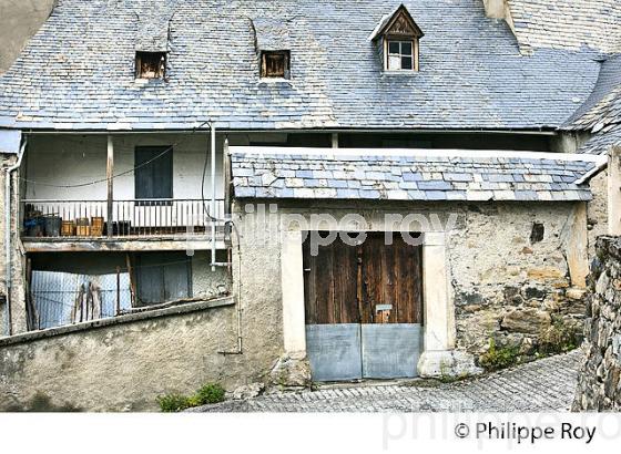 FERME, VILLAGE DE CAMPARAN, VALLEE D' AURE, HAUTES-PYRENEES. (65F06736.jpg)