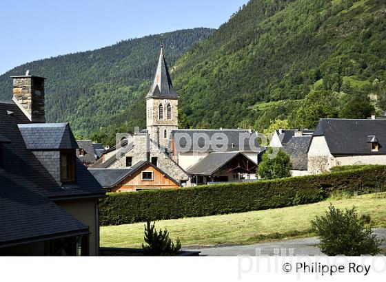 LE VILLAGE PERCHE DE SAILHAN,  EN ETE,  VALLEE D' AURE, HAUTES-PYRENEES. (65F06810.jpg)