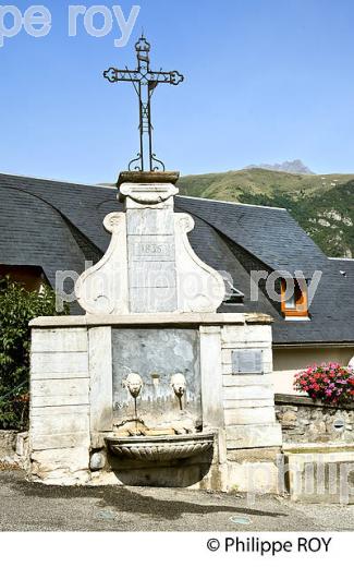 LE VILLAGE PERCHE DE SAILHAN,  EN ETE,  VALLEE D' AURE, HAUTES-PYRENEES. (65F06813.jpg)