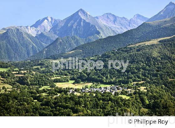LE VILLAGE PERCHE DE SAILHAN,  EN ETE,  VALLEE D' AURE, HAUTES-PYRENEES. (65F06817.jpg)