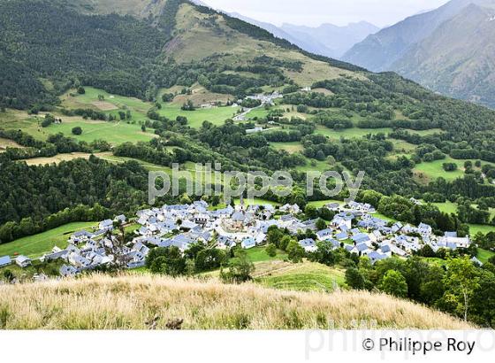 LE VILLAGE PERCHE D' AZET,  EN ETE,  VALLEE D' AURE, HAUTES-PYRENEES. (65F06931.jpg)