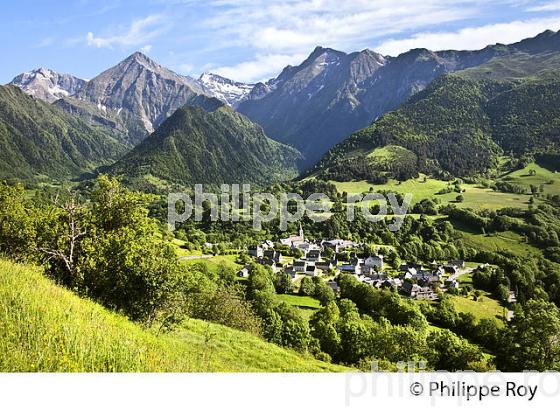 LE VILLAGE PERCHE D' AZET,  EN ETE,  VALLEE D' AURE, HAUTES-PYRENEES. (65F06939.jpg)