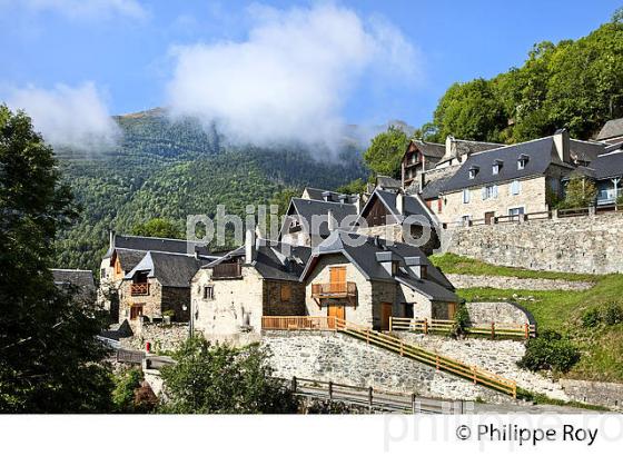 LE VILLAGE PERCHE DE SOULAN, EN ETE,  VALLEE D' AURE, HAUTES-PYRENEES. (65F07410.jpg)