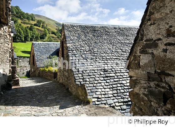 LE VILLAGE PERCHE DE SOULAN, EN ETE,  VALLEE D' AURE, HAUTES-PYRENEES. (65F07418.jpg)