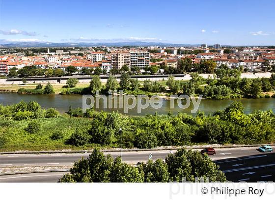 RIVIERE LA TET ET LA VILLE DE PERPIGNAN, ROUSSILLON, CATALOGNE. (66F00209.jpg)