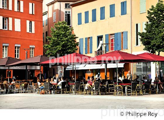 PLACE DE LA REPUBLIQUE, QUARTIER SAINT-JEAN, VILLE DE  PERPIGNAN,  ROUSSILLON, CATALOGNE . (66F00410.jpg)