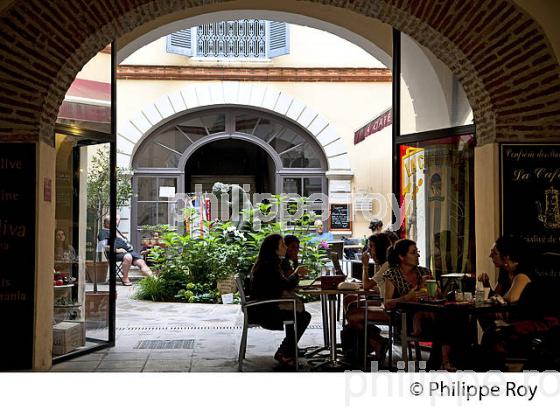 TERRASSE DE CAFE, QUARTIER SAINT-JEAN, VILLE DE  PERPIGNAN,  ROUSSILLON, CATALOGNE . (66F00427.jpg)