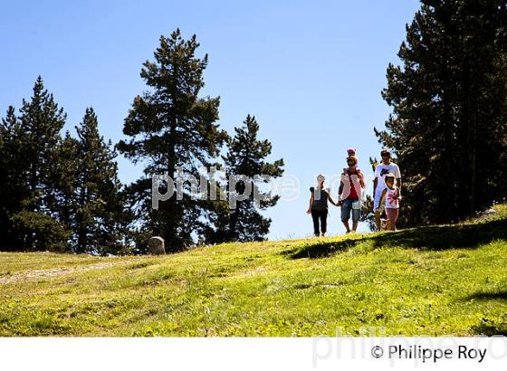 PROMENADE , FAMILLE, FONT ROMEU ,  CERDAGNE, ROUSSILLON, CATALOGNE, PYRENEES ORIENTALES. (66F01333.jpg)