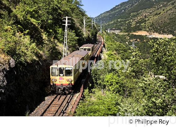 LE TRAIN JAUNE,   CERDAGNE, ROUSSILLON, CATALOGNE, PYRENEES ORIENTALES. (66F01912.jpg)