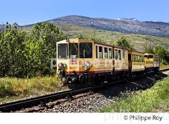 LE TRAIN JAUNE,   CERDAGNE, ROUSSILLON, CATALOGNE, PYRENEES ORIENTALES. (66F01914.jpg)