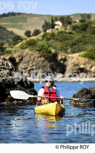 KAYAK DE MER A BANYULS SUR MER , COTE VERMEILLE, ROUSSILLON, CATALOGNE. (66F01938.jpg)