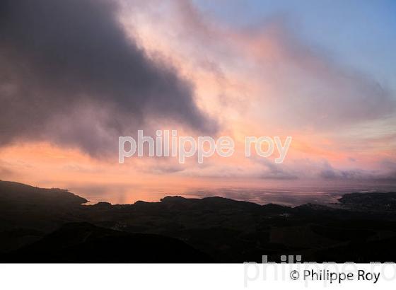 LEVER DE SOLEIL SUR LA COTE VERMEILLE, BANYULS SUR MER, PORT VENDRES, MASSIF DES ALBERES, ROUSSILLON, CATALOGNE. (66F02021.jpg)