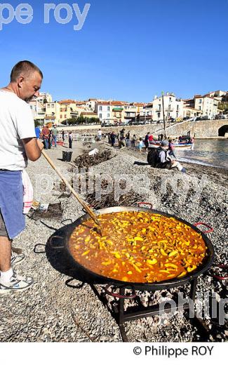 DEJEUNER SUR LA PLAGE, FETE DES VENDANGES, BANYULS SUR MER, COTE VERMEILLE, ROUSSILLON, CATALOGNE. (66F02338.jpg)