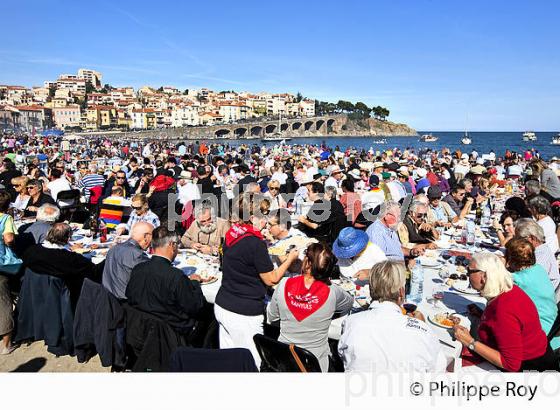 DEJEUNER SUR LA PLAGE, FETE DES VENDANGES, BANYULS SUR MER, COTE VERMEILLE, ROUSSILLON, CATALOGNE. (66F02418.jpg)