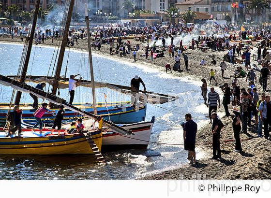 DEJEUNER SUR LA PLAGE, FETE DES VENDANGES, BANYULS SUR MER, COTE VERMEILLE, ROUSSILLON, CATALOGNE. (66F02425.jpg)