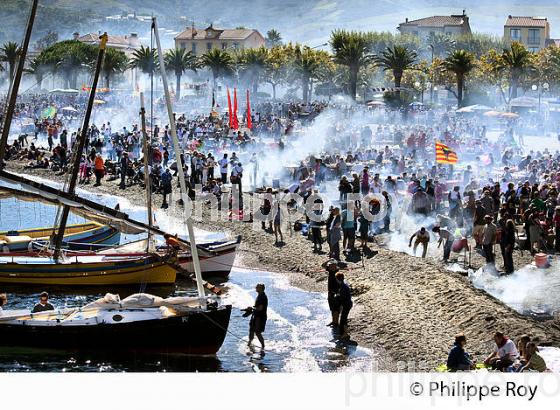 DEJEUNER SUR LA PLAGE, FETE DES VENDANGES, BANYULS SUR MER, COTE VERMEILLE, ROUSSILLON, CATALOGNE. (66F02427.jpg)