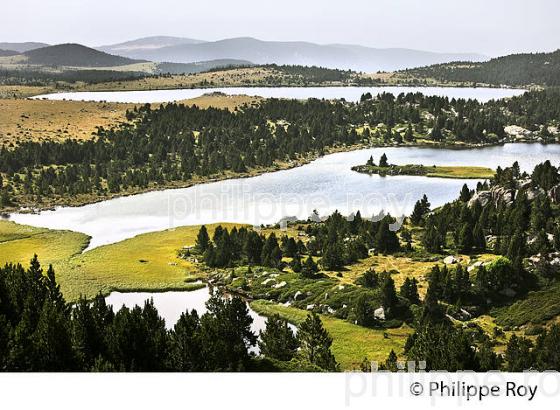 LAC LONG, LAC  LLAT,  LES ETANGS DU  MASSIF DU CARLIT,  CERDAGNE, ROUSSILLON. (66F03338.jpg)