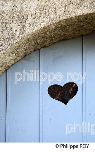 COEUR, PORTE DE FERME COMTOISE, FRANCHE-COMTE, FRANCE (70F00224.jpg)