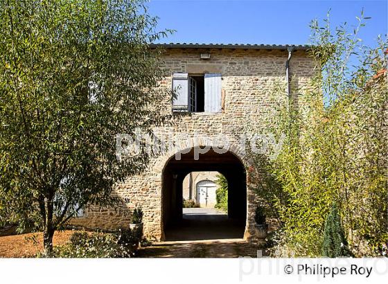 CHATEAU DE MONCEAU, ROUTE LAMARTINE, VILLAGE  DE PRISSE, MACONNAIS, BOURGOGNE. (71F00232.jpg)