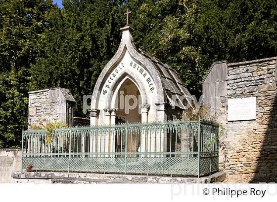 TOMBEAU DE LA FAMILLE LAMARTINE, CIMETIERE DU VILLAGE DE SAINT POINT , ROUTE LAMARTINE, MACONNAIS,  BOURGOGNE. (71F00328.jpg)