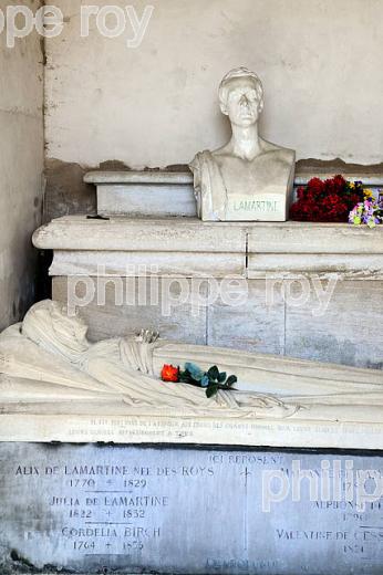 TOMBEAU DE LA FAMILLE LAMARTINE, CIMETIERE DU VILLAGE DE SAINT POINT , ROUTE LAMARTINE, MACONNAIS,  BOURGOGNE. (71F00330.jpg)