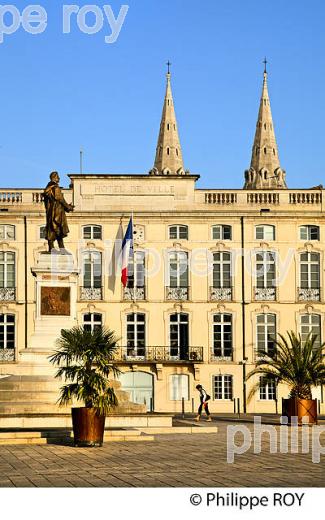 STATUE DE LAMARTINE, HOTEL DE VILLE, CIRCUIT LAMARTINE, CENTRE HISTORIQUE, VILLE  DE MACON,  MACONNAIS,  BOURGOGNE. (71F00540.jpg)