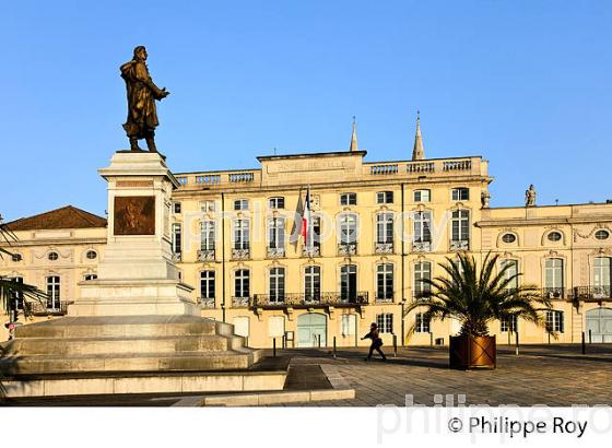 STATUE DE LAMARTINE, HOTEL DE VILLE, CIRCUIT LAMARTINE, CENTRE HISTORIQUE, VILLE  DE MACON,  MACONNAIS,  BOURGOGNE. (71F00601.jpg)