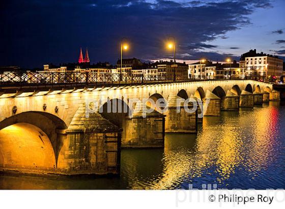 LE PONT  SAINT-LAURENT, LA SAONE ET LA  VILLE  DE MACON, MACONNAIS, BOURGOGNE. (71F00708.jpg)