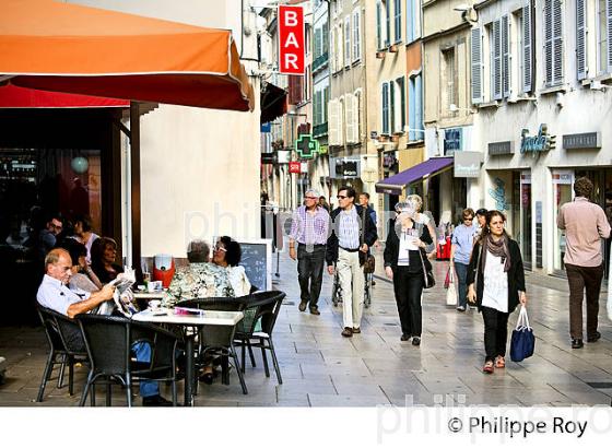 RUE PIETONNE, CENTRE HISTORIQUE DE MACON, MACONNAIS,  BOURGOGNE. (71F00713.jpg)