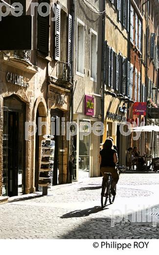 RUE PIETONNE, CENTRE HISTORIQUE DE MACON, MACONNAIS,  BOURGOGNE. (71F00716.jpg)