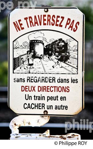 ANCIEN PANNEAU DE SECURITE  DE PASSAGE A NIVEAU , SNCF, BOURGOGNE. (71F00929.jpg)