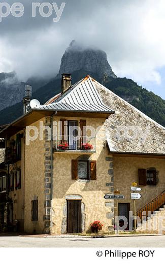 VILLAGE, MASSIF DES BAUGES, SAVOIE  (73F01107.jpg)