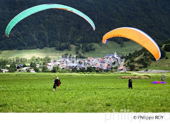 PARAPENTE, MASSIF DES BAUGES, SAVOIE, FRANCE (73F01206.jpg)