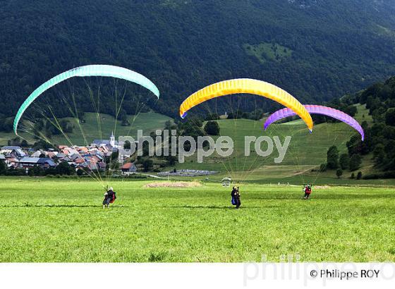 PARAPENTE, MASSIF DES BAUGES, SAVOIE, FRANCE (73F01207.jpg)
