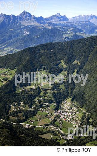 VILLAGE DE QUEIGE, MASSIF DU BEAUFORTAIN, SAVOIE, FRANCE (73F01735.jpg)