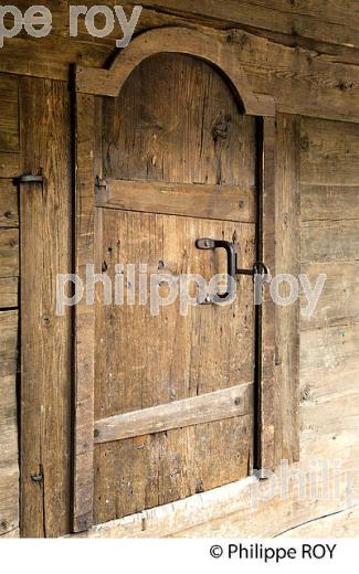 PORTE D'UN MAZOT, GRENIER A GRAIN, BEAUFORTIN, SAVOIE, FRANCE (73F02430.jpg)