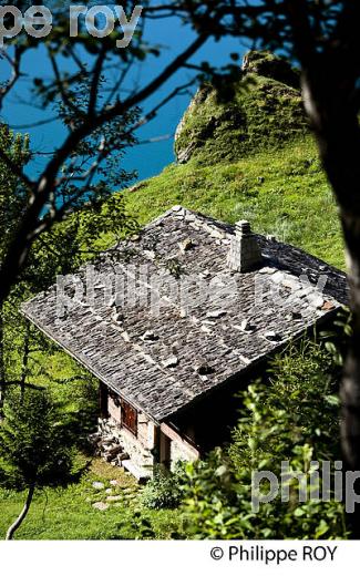 CHALETS DU BEAUFORTIN ET , LAC DE ROSELEND, SAVOIE, FRANCE (73F02622.jpg)