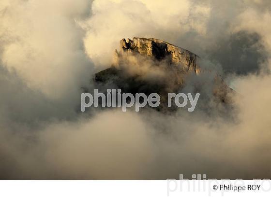 NUAGES SUR LE MASSIF DU BEAUFORTAIN, SAVOIE, FRANCE (73F02636.jpg)